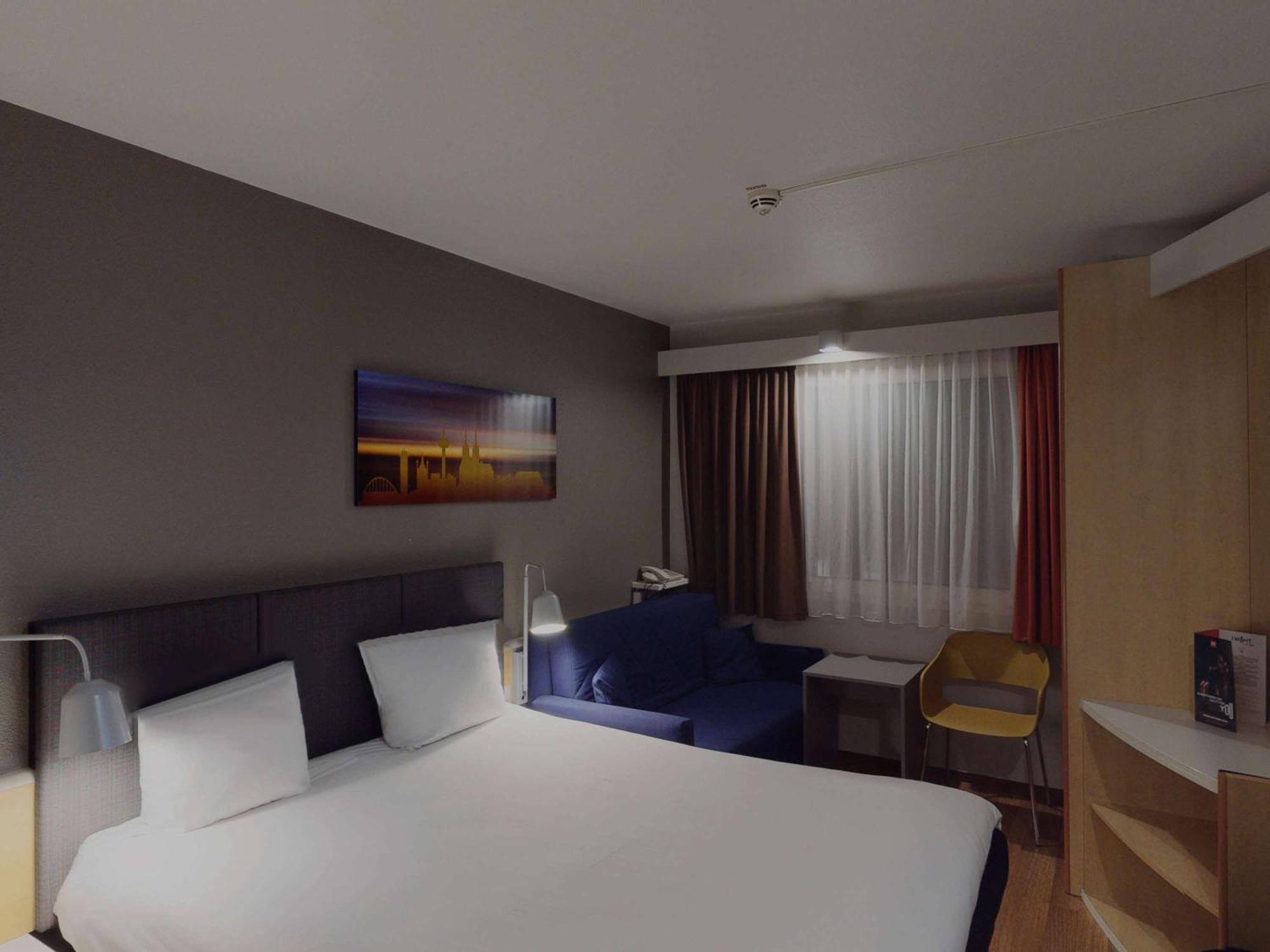 Отель Ibis Airport 3*